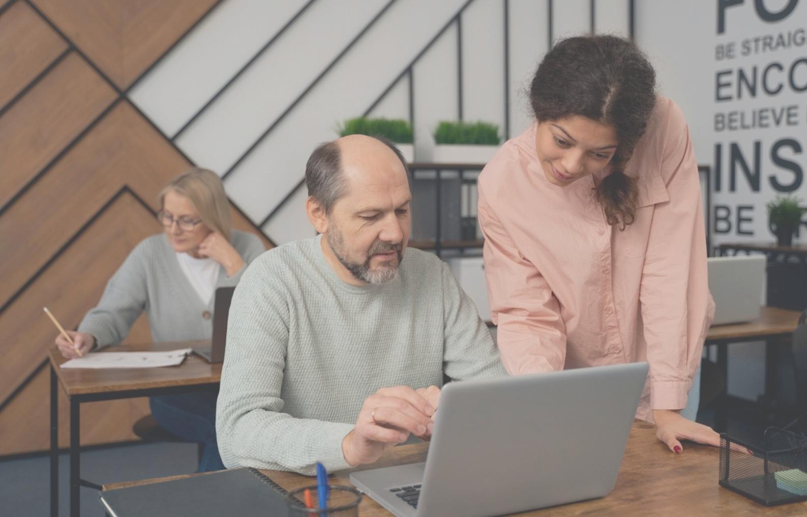 Professionelle Fotobearbeitung am Computer mit mehreren Monitoren